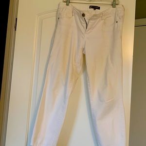 Wit and wisdom size 8 white Jean lightweight cotton with a hint of spandex.